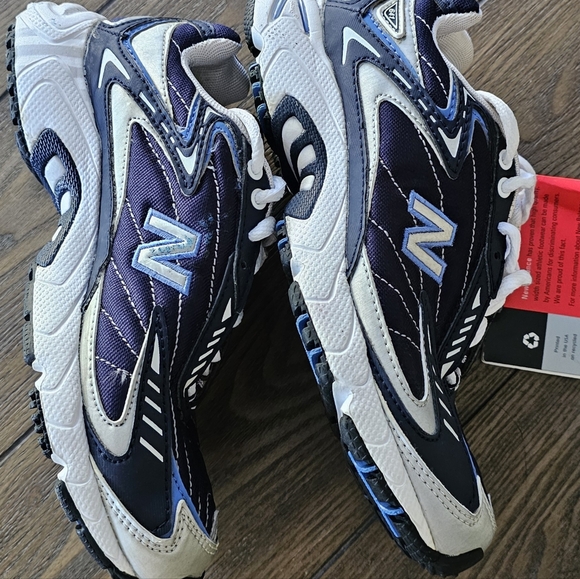 New  new balance size 5 youth - Picture 9 of 11